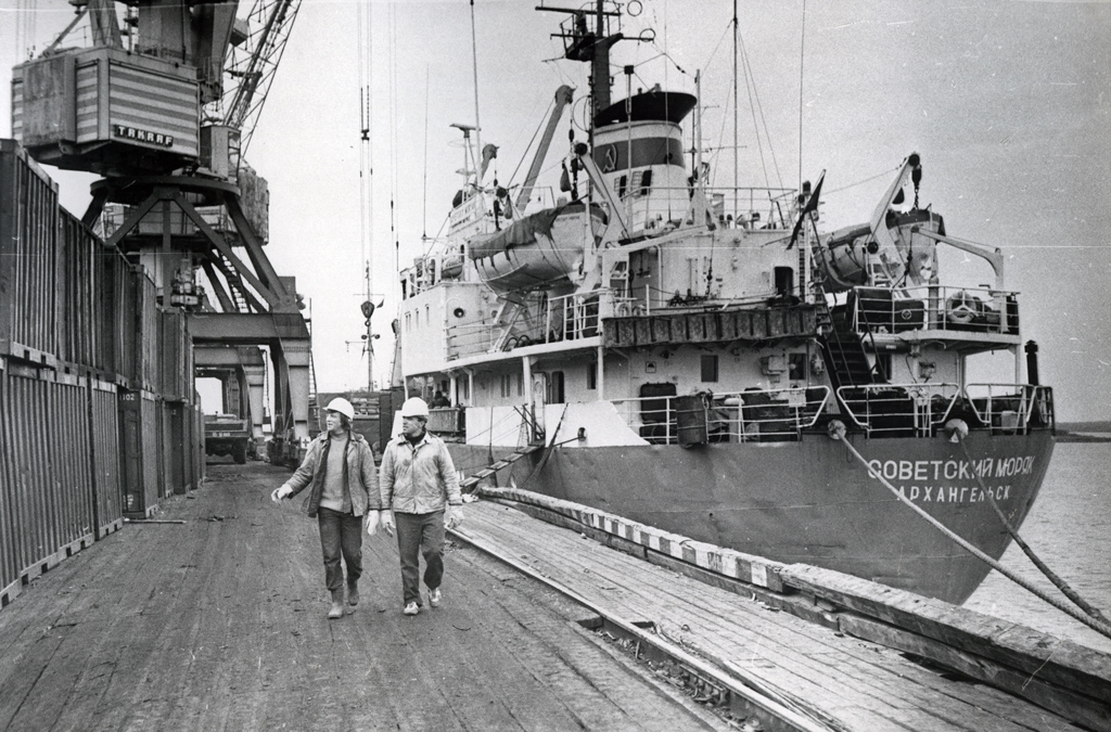 В Нарьян-Марском морском порту. 1984 г. Фото В. Е. Гайкина